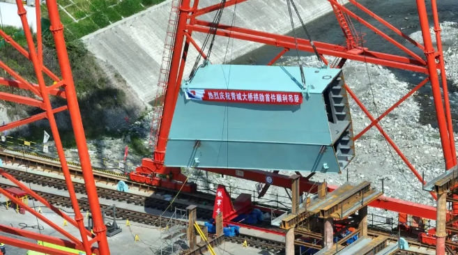 青城大橋首段鋼拱成功吊裝 預(yù)計(jì)7月實(shí)現(xiàn)鋼拱合龍